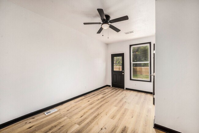 Building Photo - Remodeled 3 Bedroom 2 Bathroom Home!