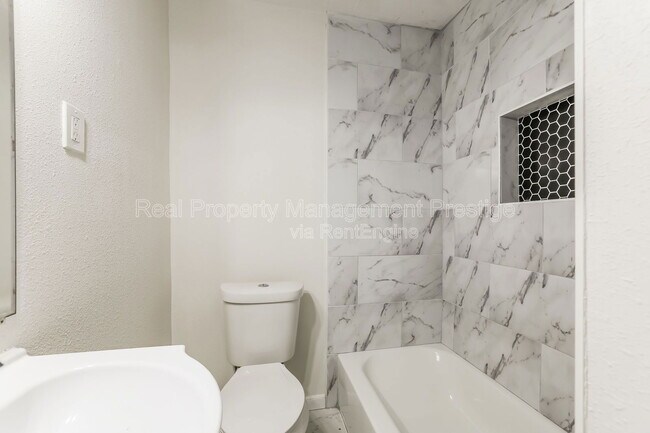 Building Photo - 310 W James Ave