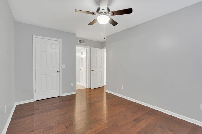 Building Photo - Walkable 2BR/2BA Condo Between Vanderbilt & Belmont + Modern Updates