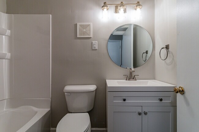 Building Photo - 210 S Victor St