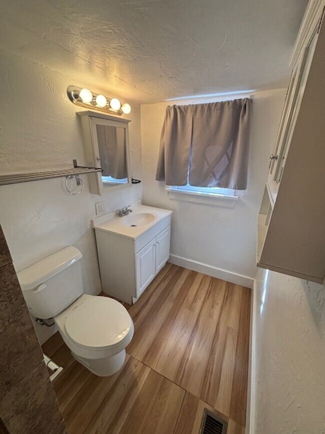 Building Photo - 164 Webb Duplex