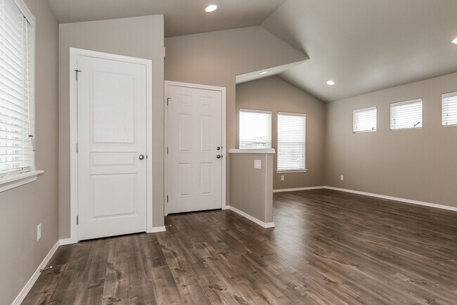 Building Photo - Beautiful 3 bedroom tiny home in Cottage Grove- River Walk Village