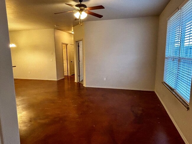 Building Photo - 3br 2ba duplex with 2 car garage!!