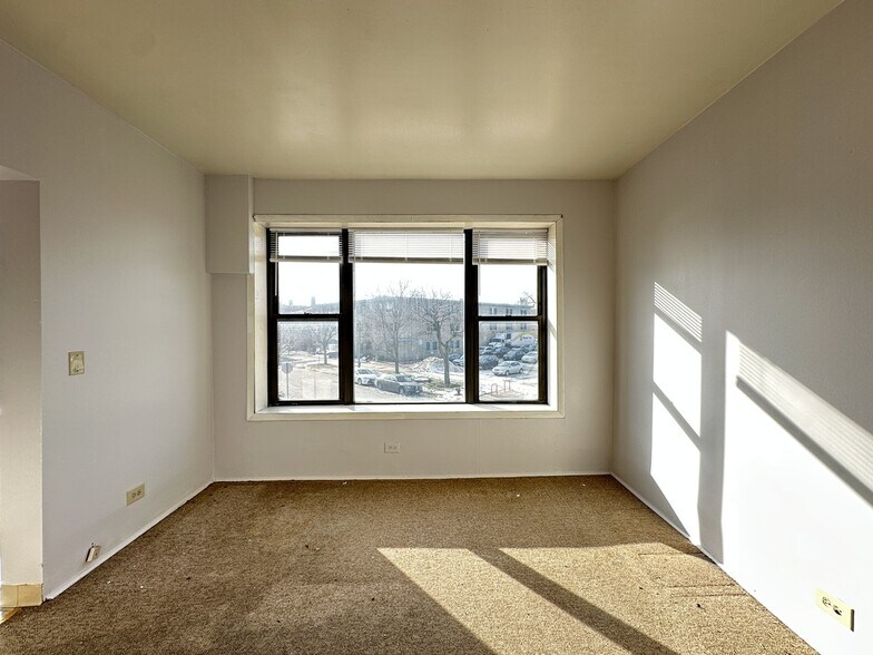 Building Photo - 4393 N Elston Ave