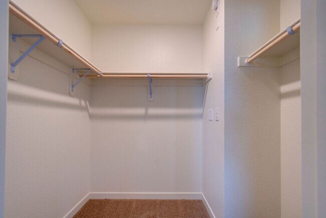 Building Photo - Terrific 4 bedroom available for rent - Al...