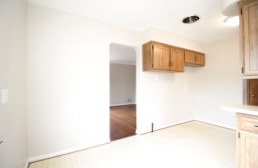 Building Photo - 25 Willamont Rd