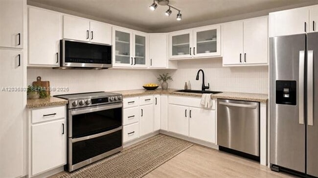 Building Photo - 900 Bay Dr