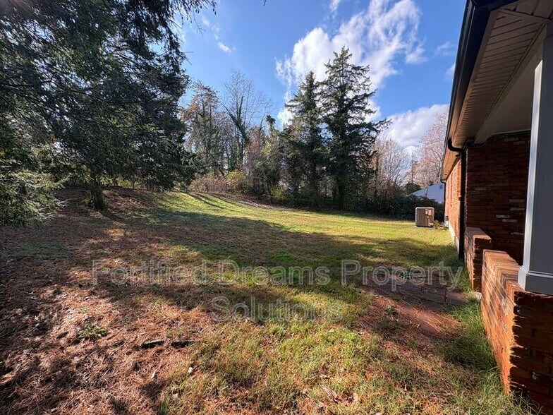 Building Photo - 4738 Eastwin Dr