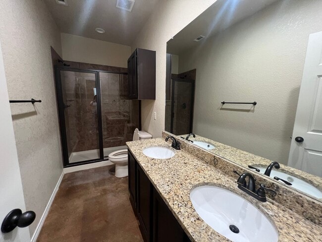 Building Photo - Luxury 3/2 duplex in NBTX