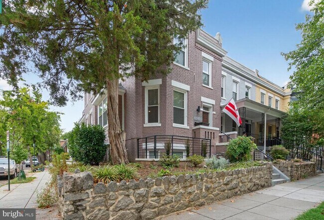 Building Photo - 1014 10th St NE