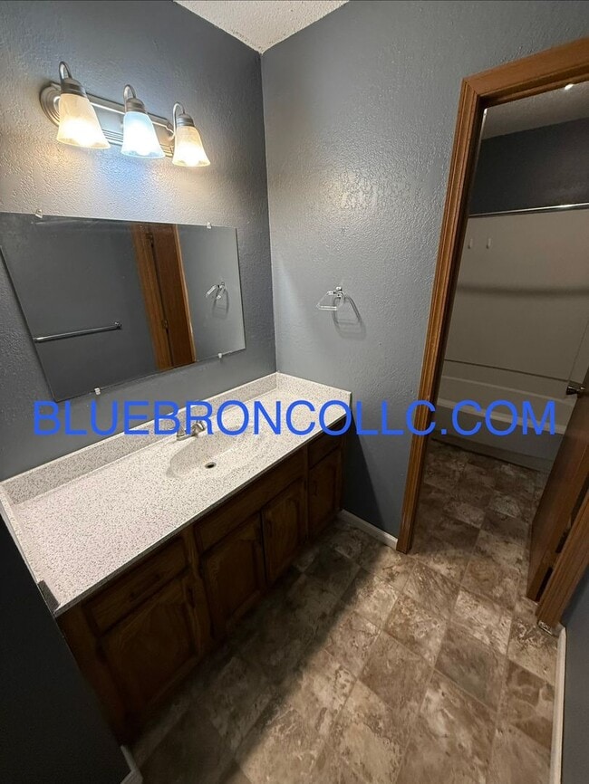 Building Photo - Updated unit with fresh paint and modern finishes!