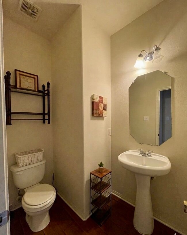 Building Photo - 931 N Sky Dr