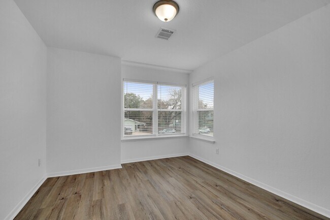 Building Photo - 1004 E Fannin St