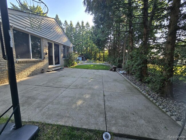 Building Photo - 2310 Cumberland Dr
