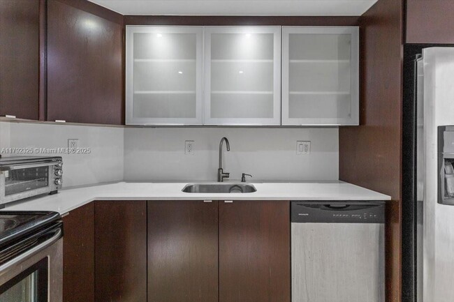 Building Photo - 500 Bayview Dr