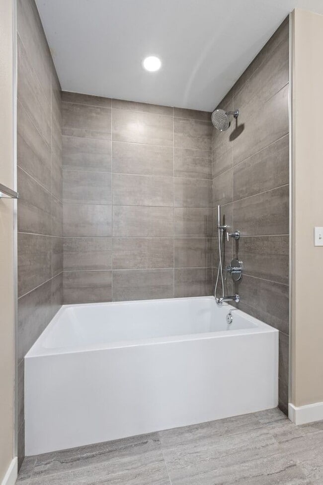 Building Photo - AIR CONDITIONED Townhome in Beautiful Summ...