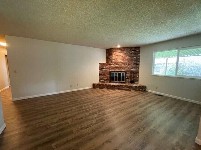 Building Photo - Desired Greenhaven 4 Bedroom