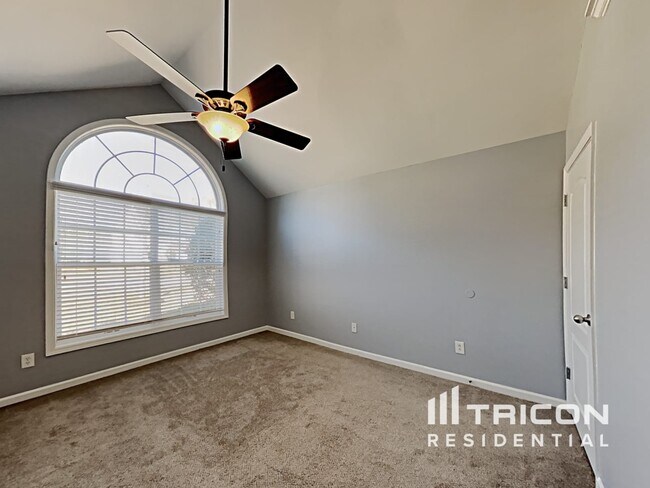 Building Photo - 247 Lantana Dr