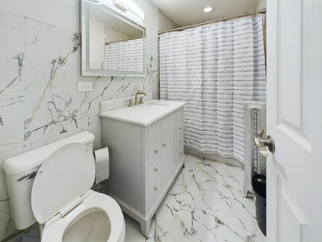 Building Photo - 5005 S Prairie Ave