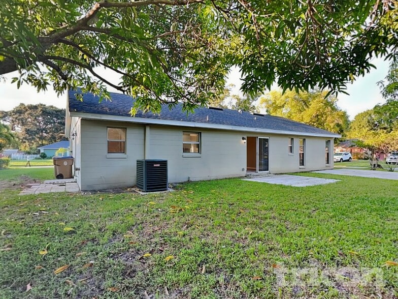 Building Photo - 823 Balsamwood Ln