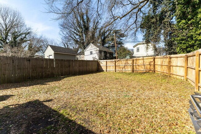 Building Photo - 828 W 42nd St