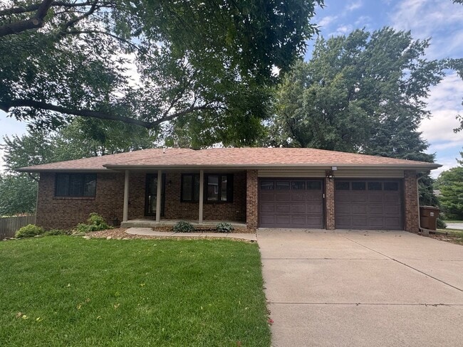 Primary Photo - Beautiful walk-out house in SOUTH Lincoln