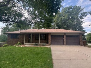 Building Photo - Beautiful walk-out house in SOUTH Lincoln