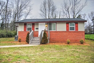 Building Photo - Cozy Home with a Spacious Back Yard in Garner!