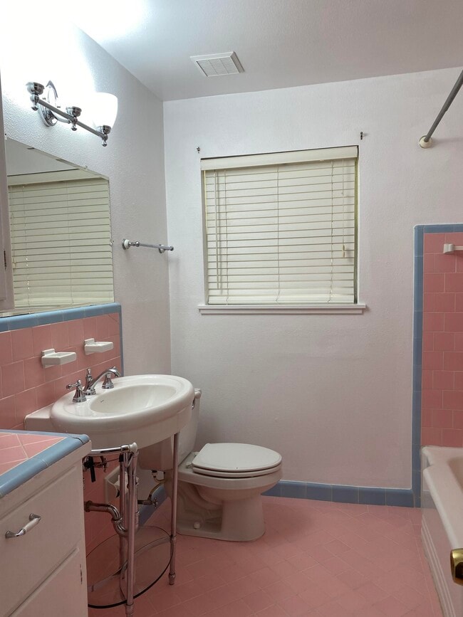 Building Photo - 2115 Gardenia Dr