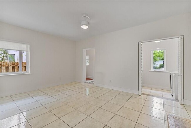 Building Photo - 2356 SW 16th Ave