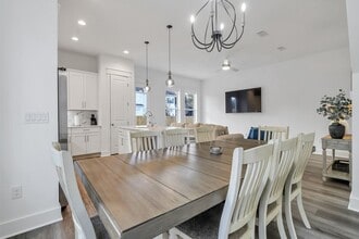 Building Photo - Furnished Mid Term Rental Paradise