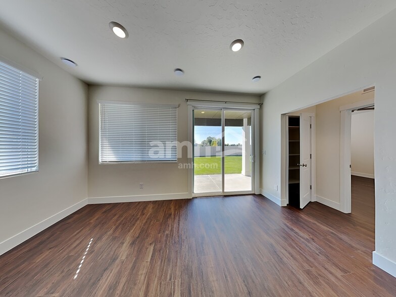 Building Photo - 1423 N Barkvine Ave