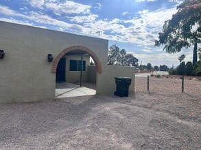 Building Photo - 2 bedroom 1 bath unit with laundry room, e...