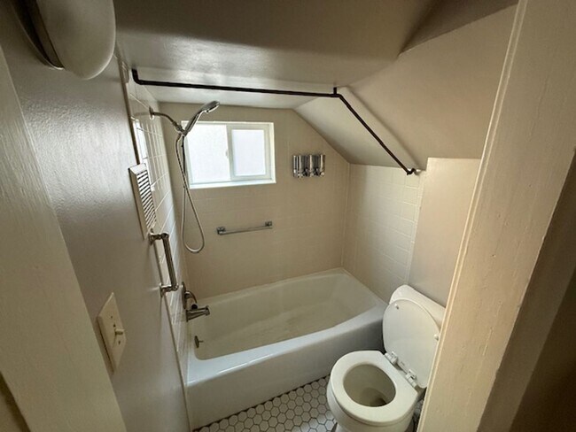 Building Photo - 217 E Oak St