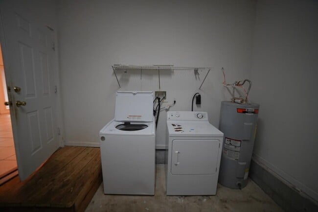 Building Photo - 829 Dent St