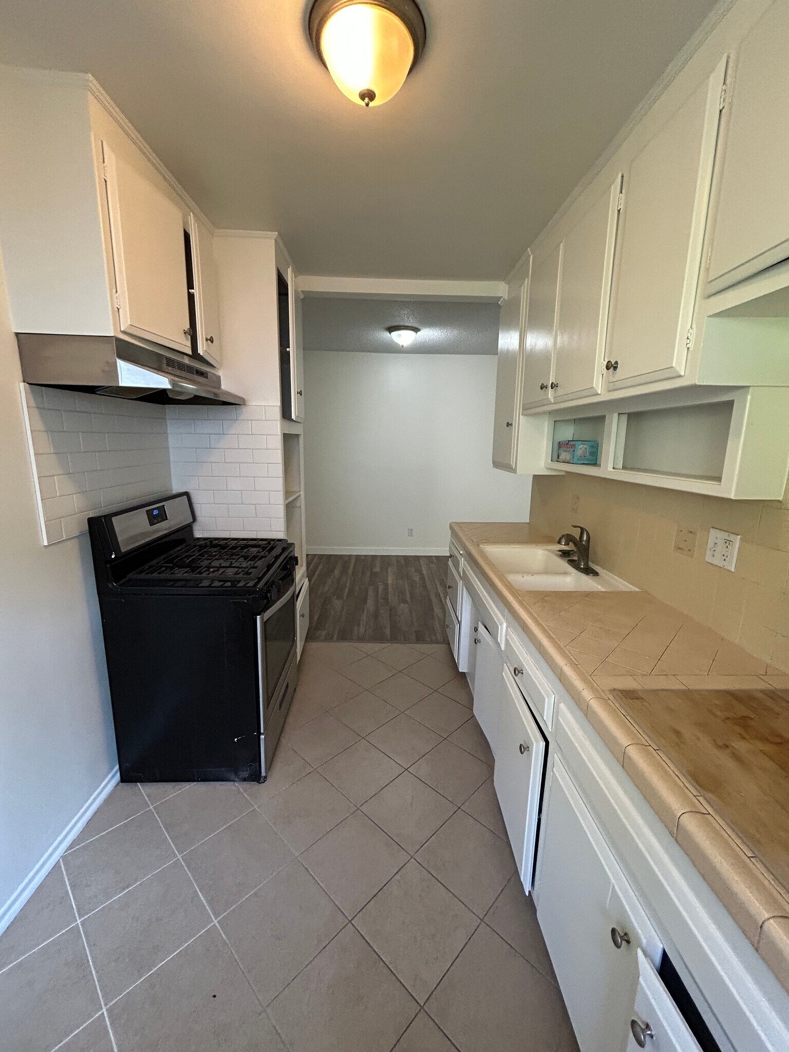 Kitchen - 123 S St Andrews Pl