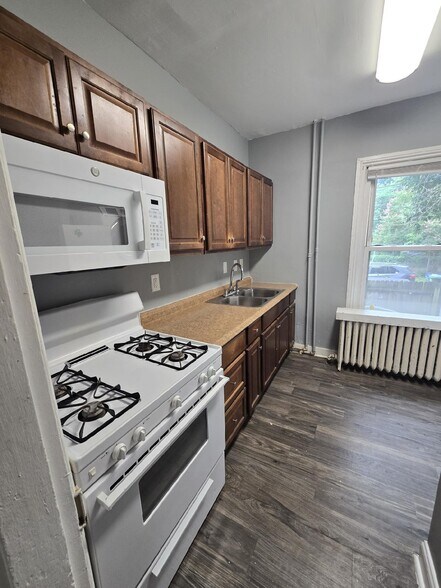 Building Photo - 709 Idlewood Ave