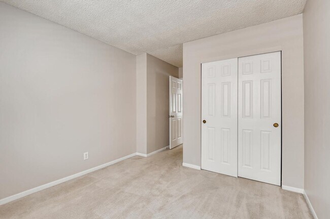 Building Photo - Charming 3 Bedroom Home In Henderson !