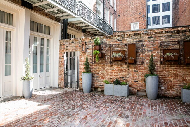 Building Photo - 822 Perdido St