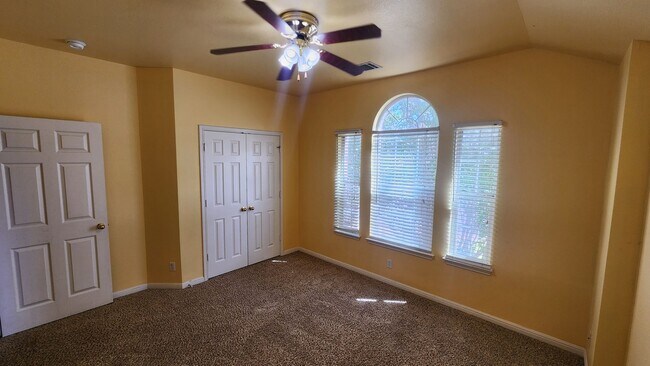 Building Photo - Located In the heart of Stone Oak