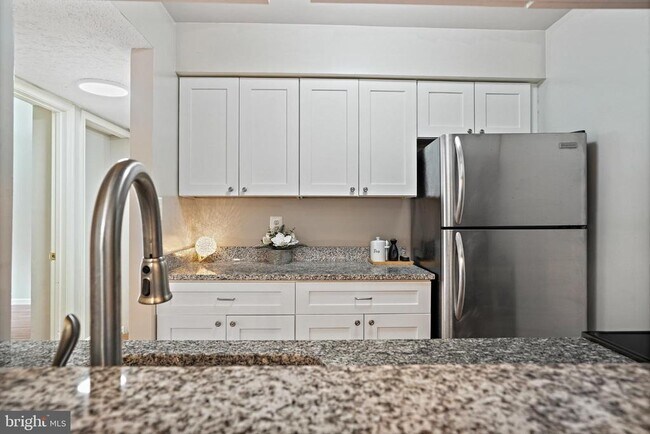 Building Photo - 1605 Carriage House Terrace