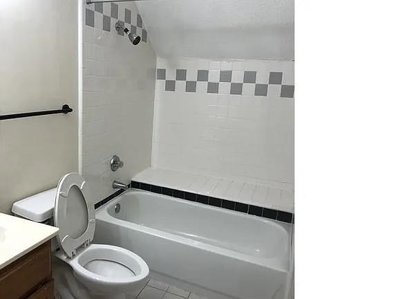 Building Photo - 9815 Walnut St