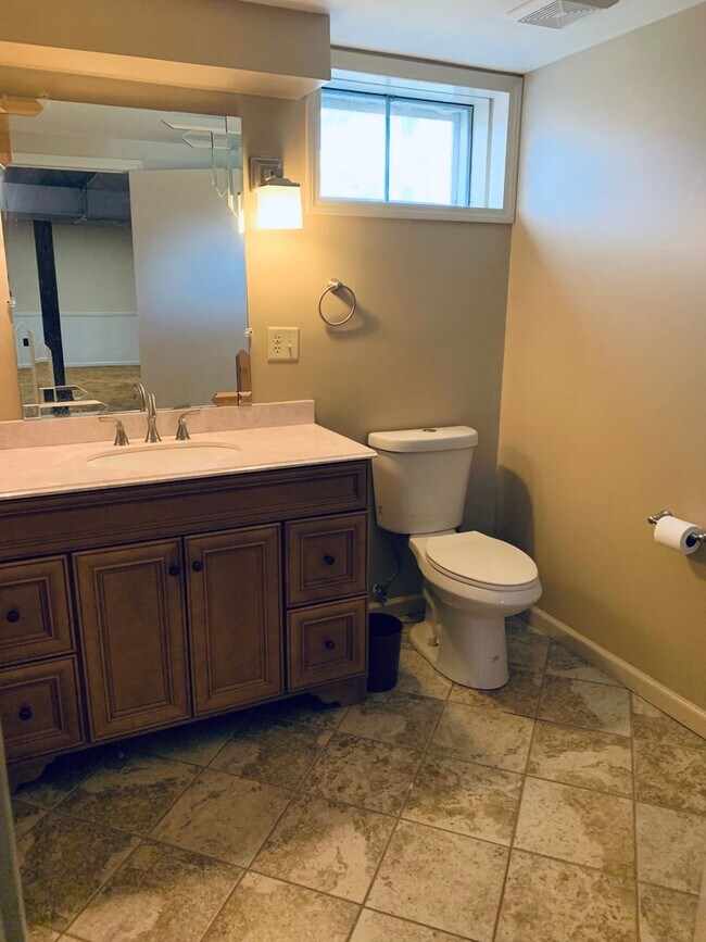 Building Photo - Spacious Three Bedroom/Three Bath Ranch in...