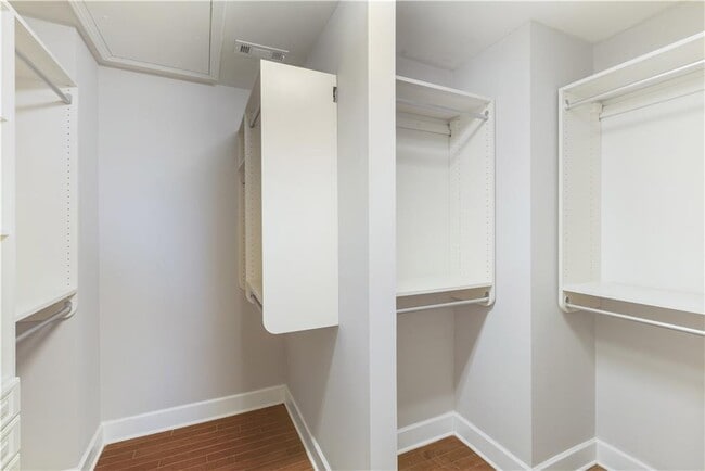 Building Photo - 2541 Sibley Dr