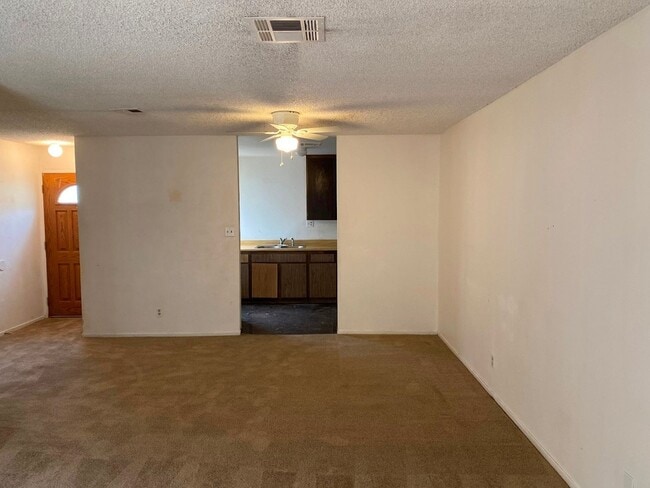 Building Photo - Single story 2 bedroom home.