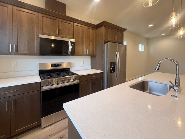 Building Photo - 352 SE Shetterly Dr