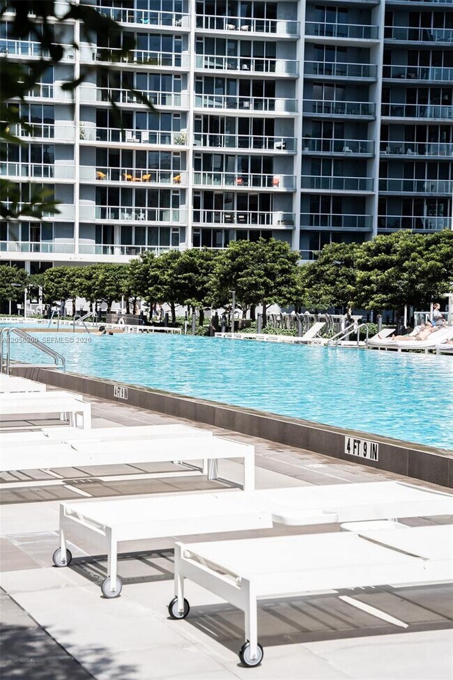 Building Photo - 495 Brickell Ave