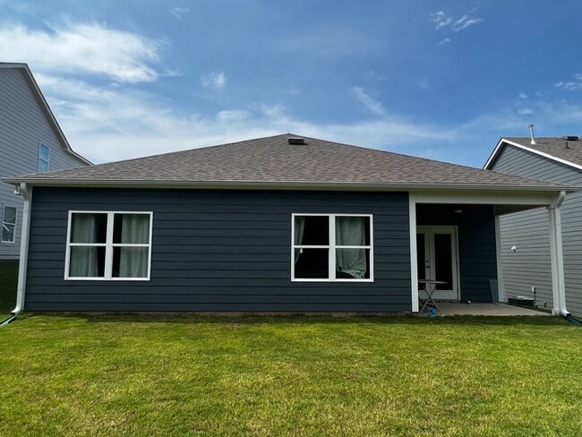Building Photo - Chelsea Park's  One level 4 Bedrooms 2 Bat...