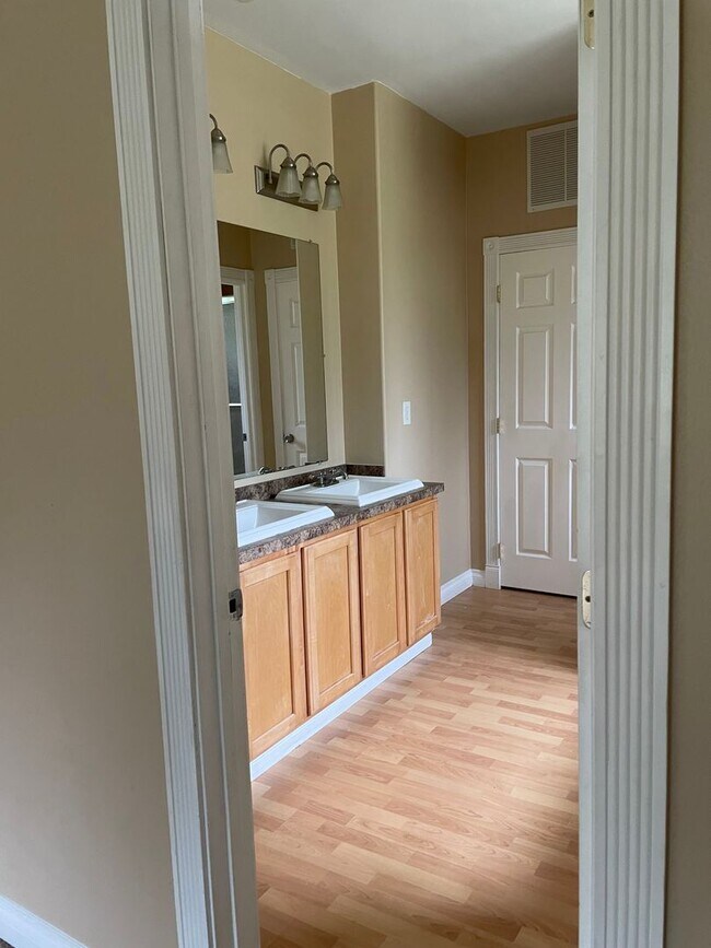 Building Photo - Beautiful 3 Bedroom Single Family Home With 2 Car Garage!