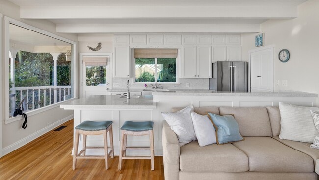 Building Photo - 867 Sand Point Rd